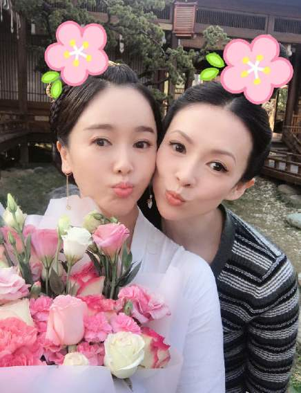 此前左小青和章子怡在片场合影。图片来自网络