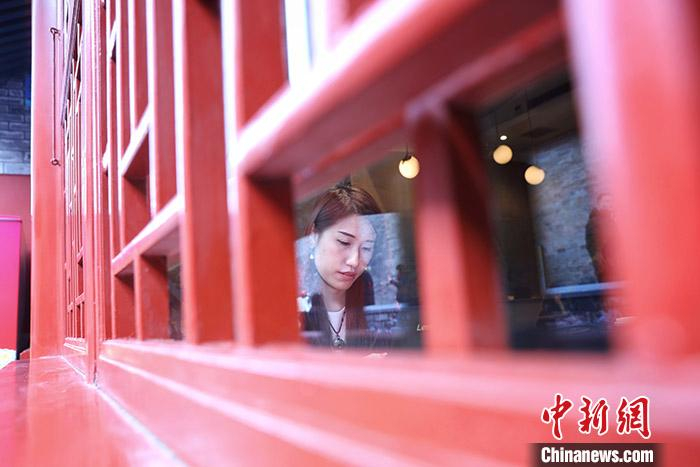 图为1月19日，北京，徐御格在故宫角楼咖啡厅考察项目。 中新社记者 李雪峰 摄