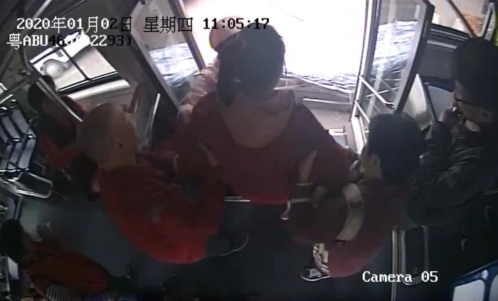 抗击疫情、服务出行、救人救火……广州公交司机，好样的！