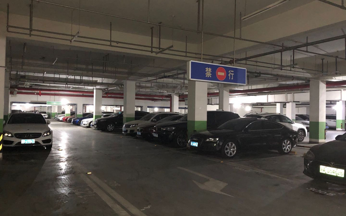 涉事小区地下停车场内。 新京报记者 张静雅 摄