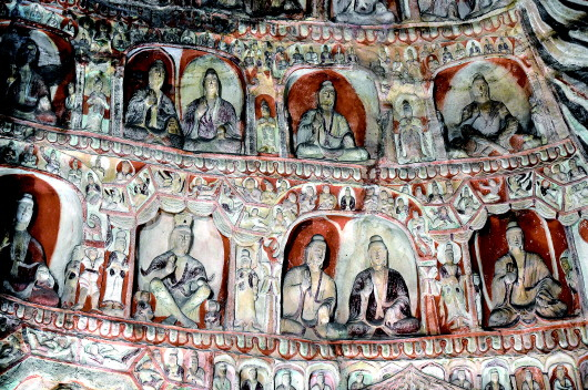 　　云冈石窟五华洞5号窟内的小佛像。记者柴婷摄