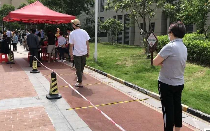 东西湖区居民正在排队做核酸检测。图片来自武汉市东西湖区政府办公室