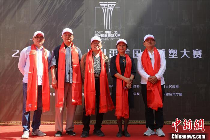 出席新闻发布会暨启动仪式的雕塑艺术家代表。　毛成山 摄