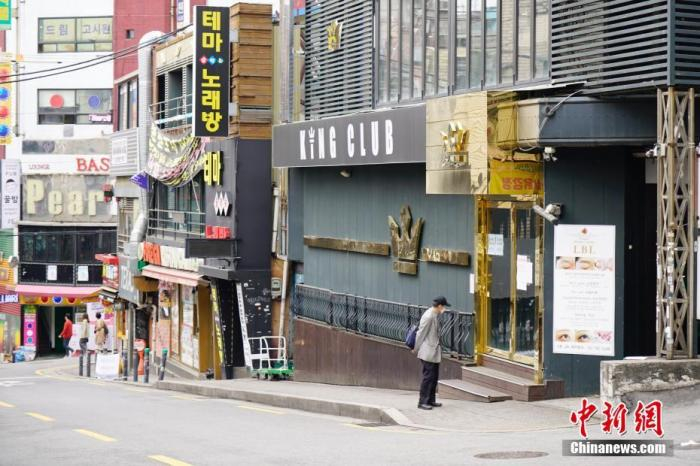  5月10日，韩国首尔梨泰院街区。韩国首尔梨泰院酒吧集体感染蔓延，首尔市政府于9日对全市娱乐场所发出“禁令”。截至10日中午统计，已有50多个确诊病例与酒吧集体感染有关。 中新社记者 曾鼐 摄