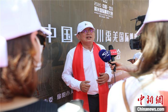 雕塑艺术家朱成接受记者采访。　毛成山 摄