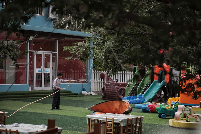 幼儿园的工作人员每天对大排档场地进行清洁。