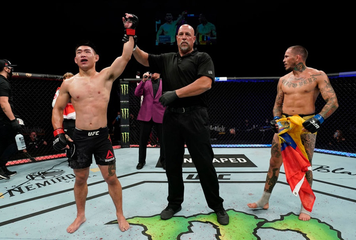比赛现场，裁判宣布比赛结果，宋亚东获胜。 UFC官方供图