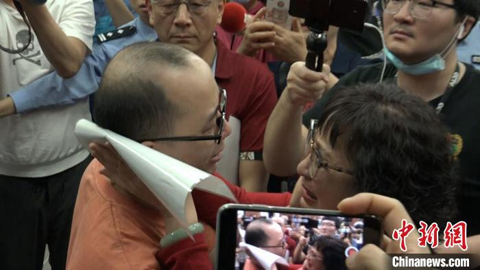 图为认亲现场。　党田野 摄