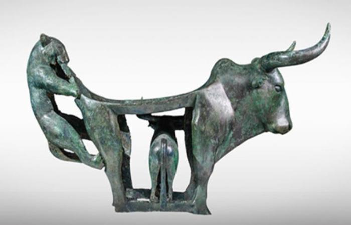 牛虎铜案。来源：云南省博物馆网站