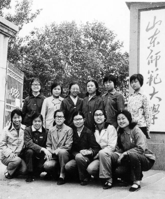 ▲ 地理系81级同学当年在学校校门前的合影