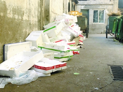 很多菜市场难于处理的泡沫塑料箱只能“东躲西藏”。