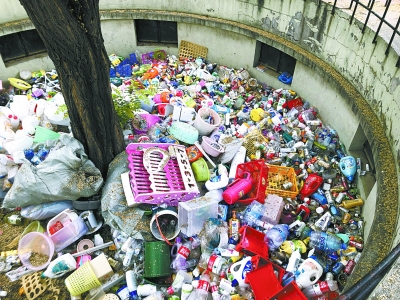 恩济里小区内尚未清运的可回收物“满坑满谷”。