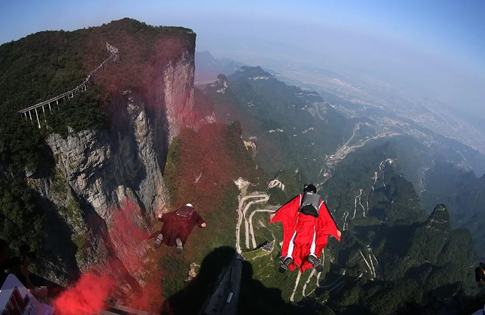 2019年9月6日，湖南张家界天门山，2019翼装飞行世界锦标赛次日赛况。图片来自视觉中国