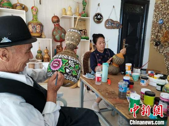 阿勒屯古街的一家葫芦雕刻店。　叶翠 摄