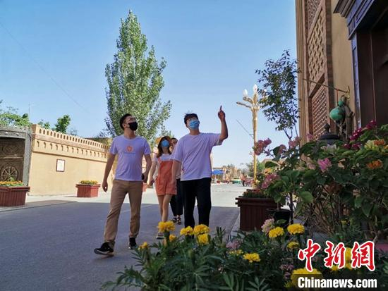 游客在阿勒屯古街观赏古街风貌。　叶翠 摄