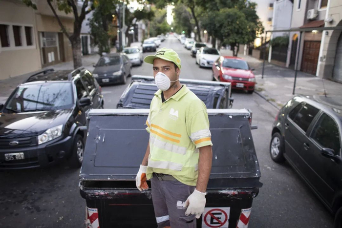 ▲ 这是4月7日在阿根廷首都布宜诺斯艾利斯拍摄的环卫工人。（新华社）