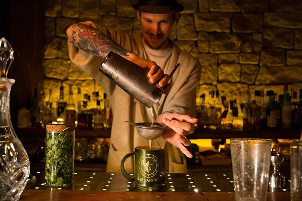 图说： 调酒师正调制鸡尾酒 采访对象供图（下同）