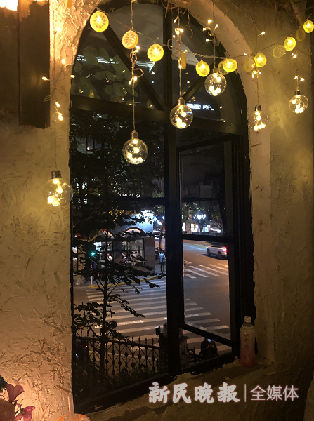 图说：临街座位 新民晚报记者 任天宝 摄