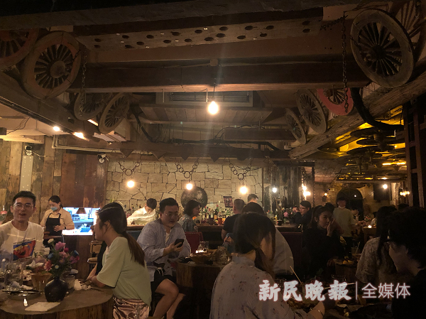 图说：夜晚的Barbarain高朋满座 新民晚报记者 任天宝 摄