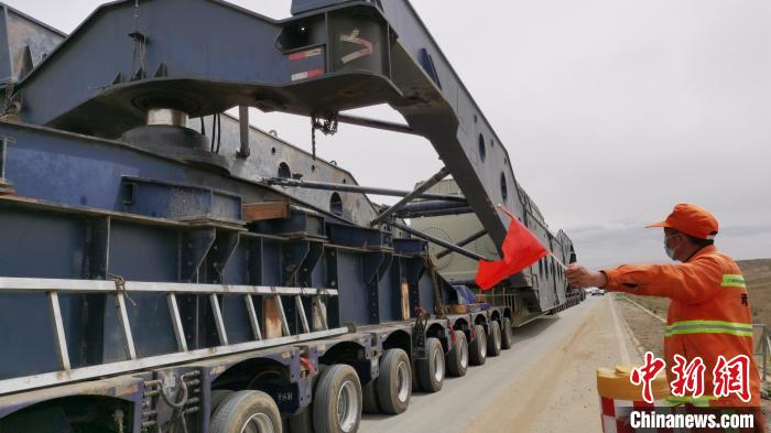     图为运输单台变压器的桥式框架车。　张添福　摄