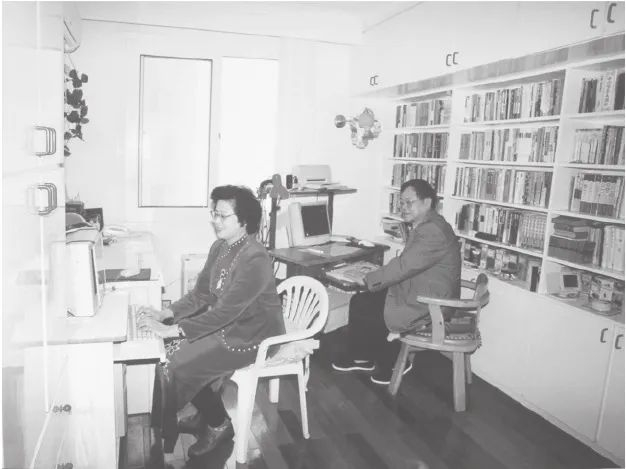 叶老和老伴一人一台电脑