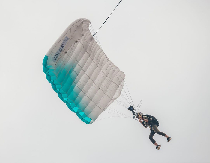 ▲5月12日，安安在社交平台发了一张天门山试跳的照片。受访者供图