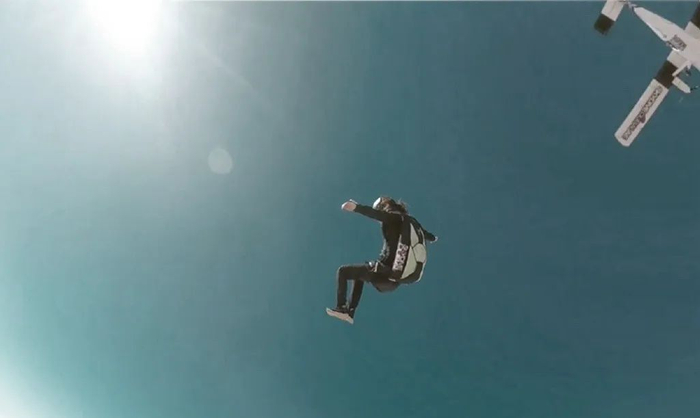 ▲安安在迪拜跳伞。图片来自网络