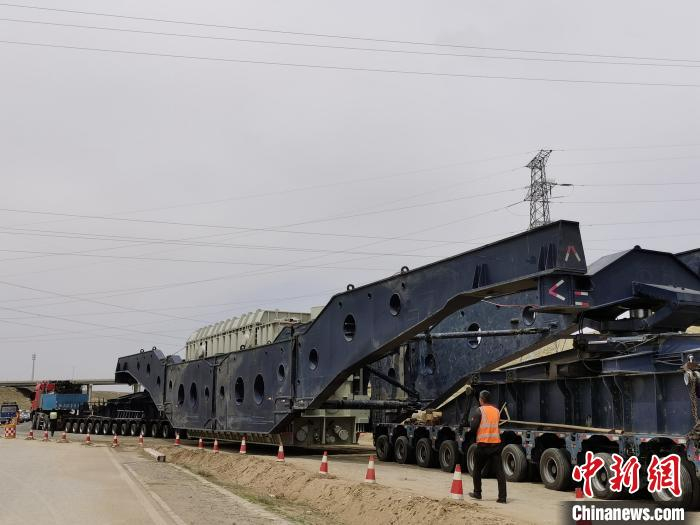 图为牵引车牵引桥式框架车运输变压器。　张添福 摄