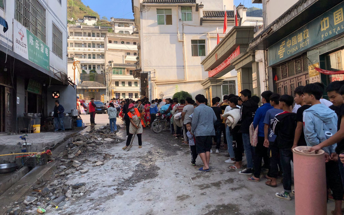 受昨晚地震影响，小河中学师生从校舍撤离躲避，于今天上午有序返回。图/云南地震局官方微博