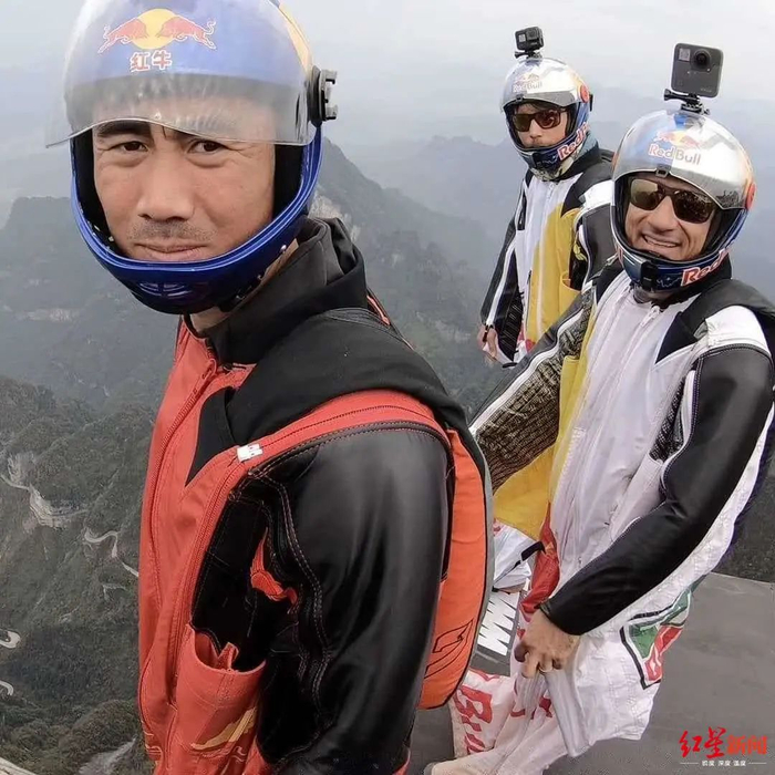 张树鹏等翼装飞行员准备飞行。受访者供图