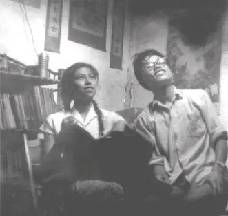 展望未来的小年轻夫妇俩