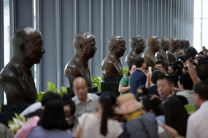 人们在宁波市宁波帮博物馆参观首批九位“宁波帮”代表人士的塑像 （鞠焕宗/摄）