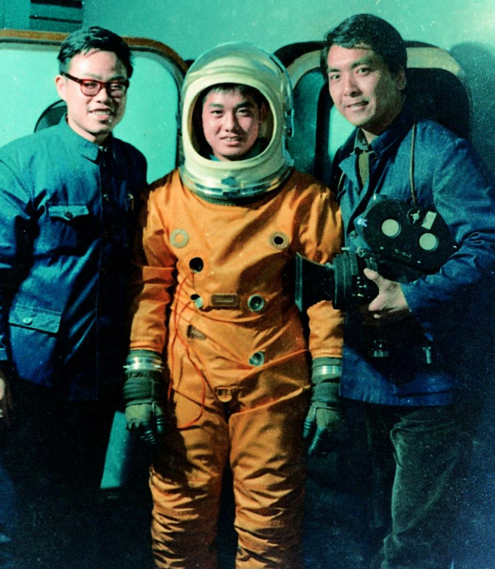 叶永烈（左）与航天员合影