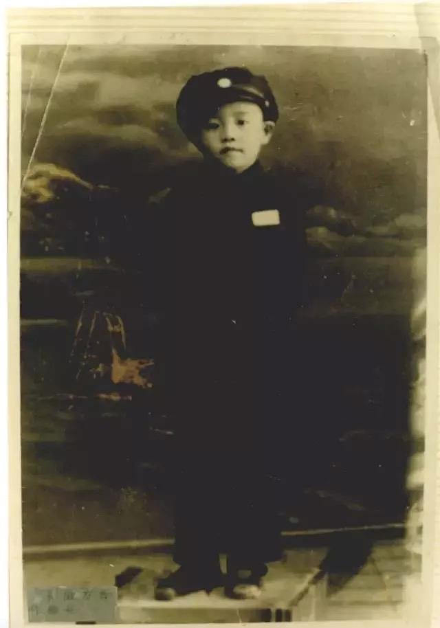 小学时候的叶永烈，十分可爱