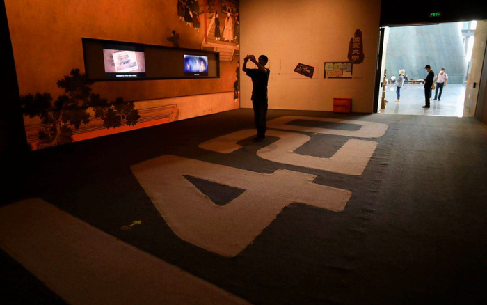 观众进展厅参观。新京报记者 浦峰 摄