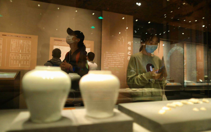 市民戴着口罩看展。新京报记者 浦峰 摄