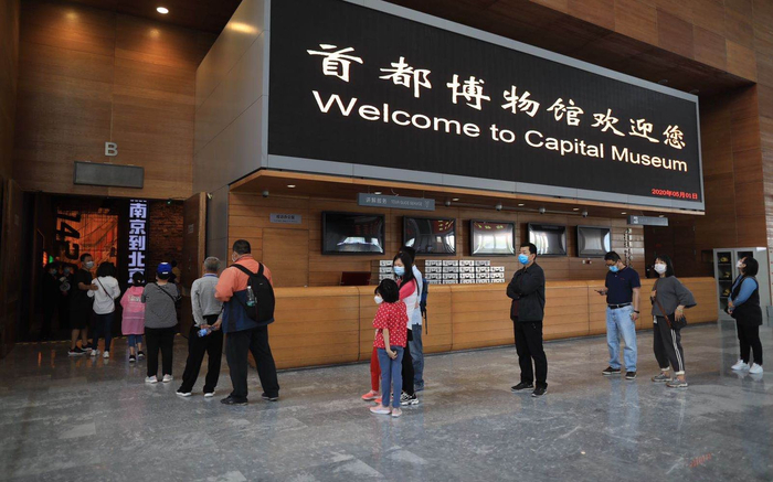 《从南京到北京》特展限流参观，观众在门口排队。新京报记者 浦峰 摄
