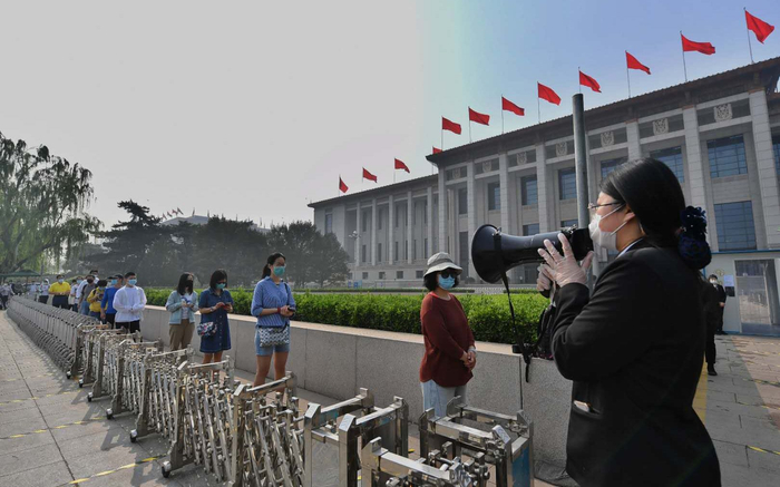 工作人员向预约观众介绍注意事项。新京报记者 李木易 摄