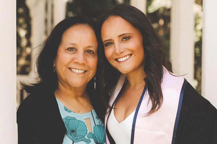 ▲帕特里夏·多德（左）和女儿。图据《泰晤士报》