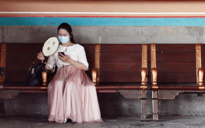 乾清门，一名游客在乘凉。新京报记者 浦峰 摄