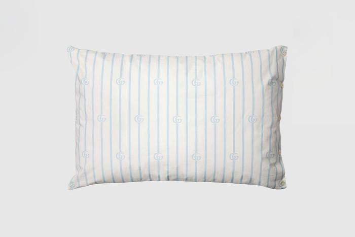 是日美好事物｜GUCCI枕头包能随时用来做靠垫，Miu Miu竹节手袋淋漓展现夏季质感
