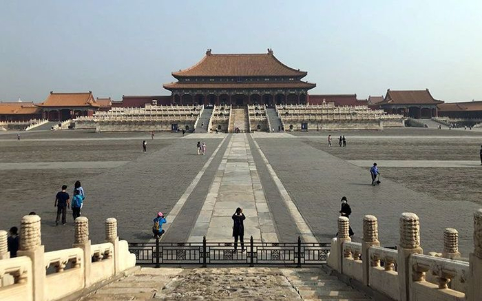 太和殿广场，游客保持安全距离参观。新京报记者 浦峰 摄