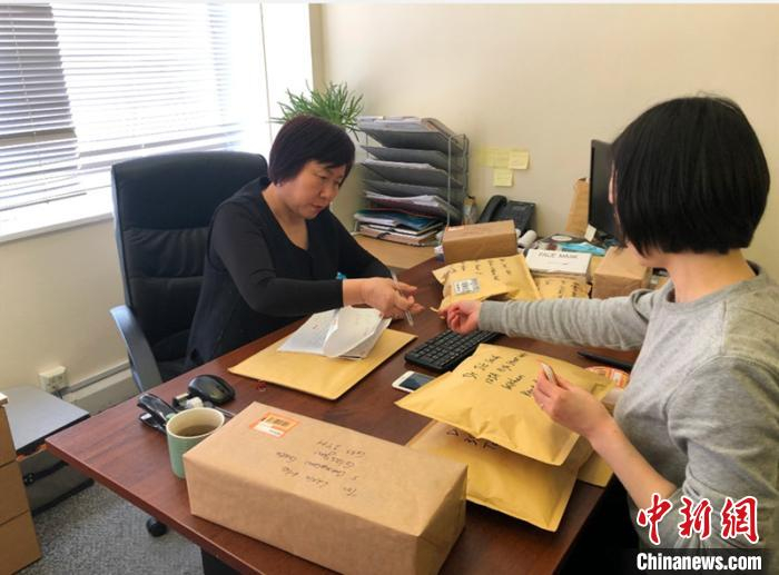 英国湖南同乡会会长吴莉莉(左)为侨胞寄送抗疫物资。湖南省委统战部供图