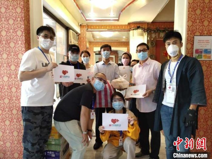 菲律宾华教中心为湖南外派教师提供口罩、食物等。湖南省委统战部供图