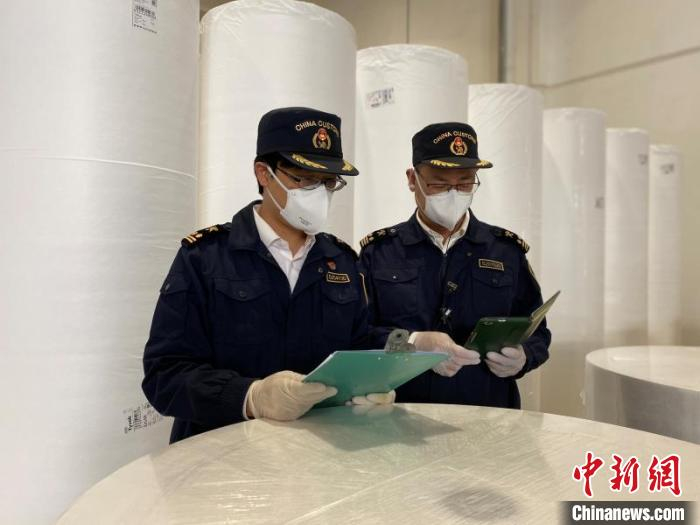     沙田海关关员快速验放出区货物 濮宣摄　