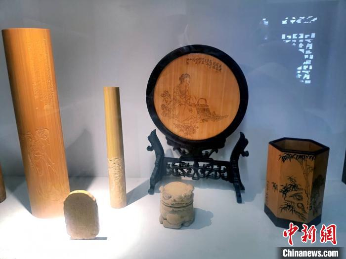 罗启松的翻簧竹雕作品 范宇斌 摄