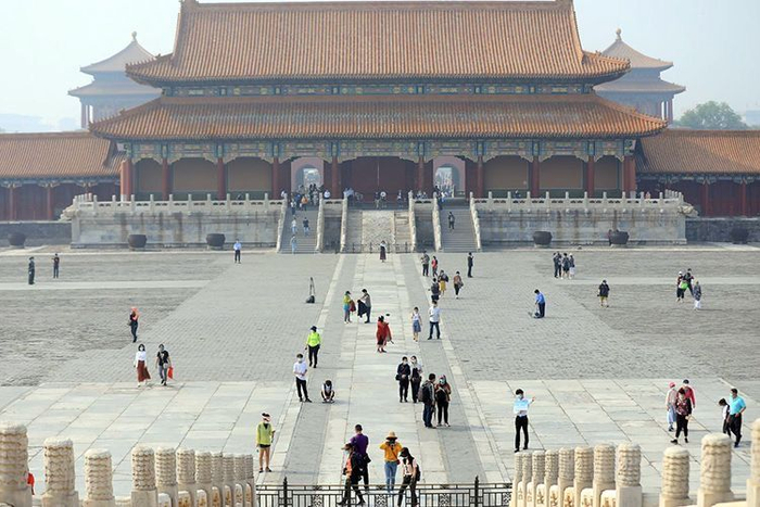  太和殿广场，观众分散游览。摄/新京报记者 浦峰