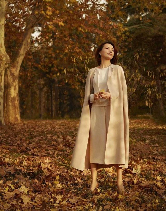 董卿不愧是著名主持人,身穿印花西服现身,高级又减龄