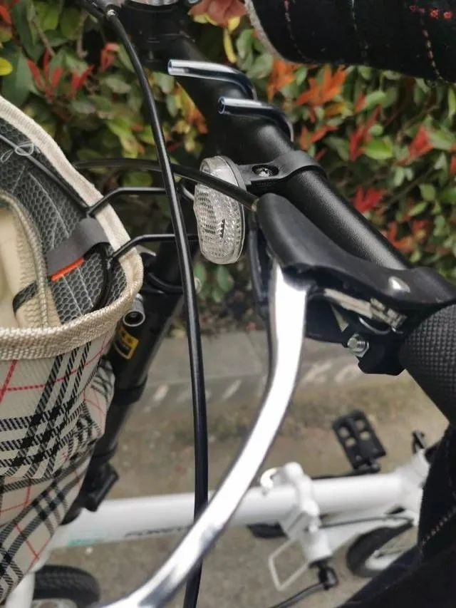 小筱购买的永久自行车塑料手刹断裂 图片来源：受访者供图