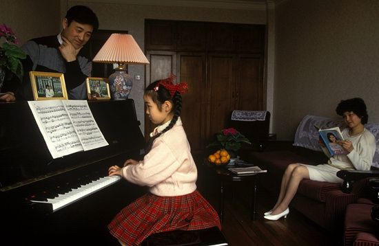  1994年，正在练习钢琴的中国孩子。